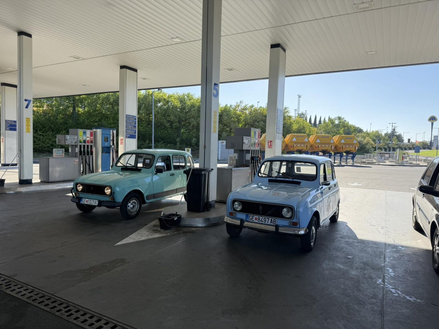 Шуклев и Николов со Renault 4 на фестивал во Италија