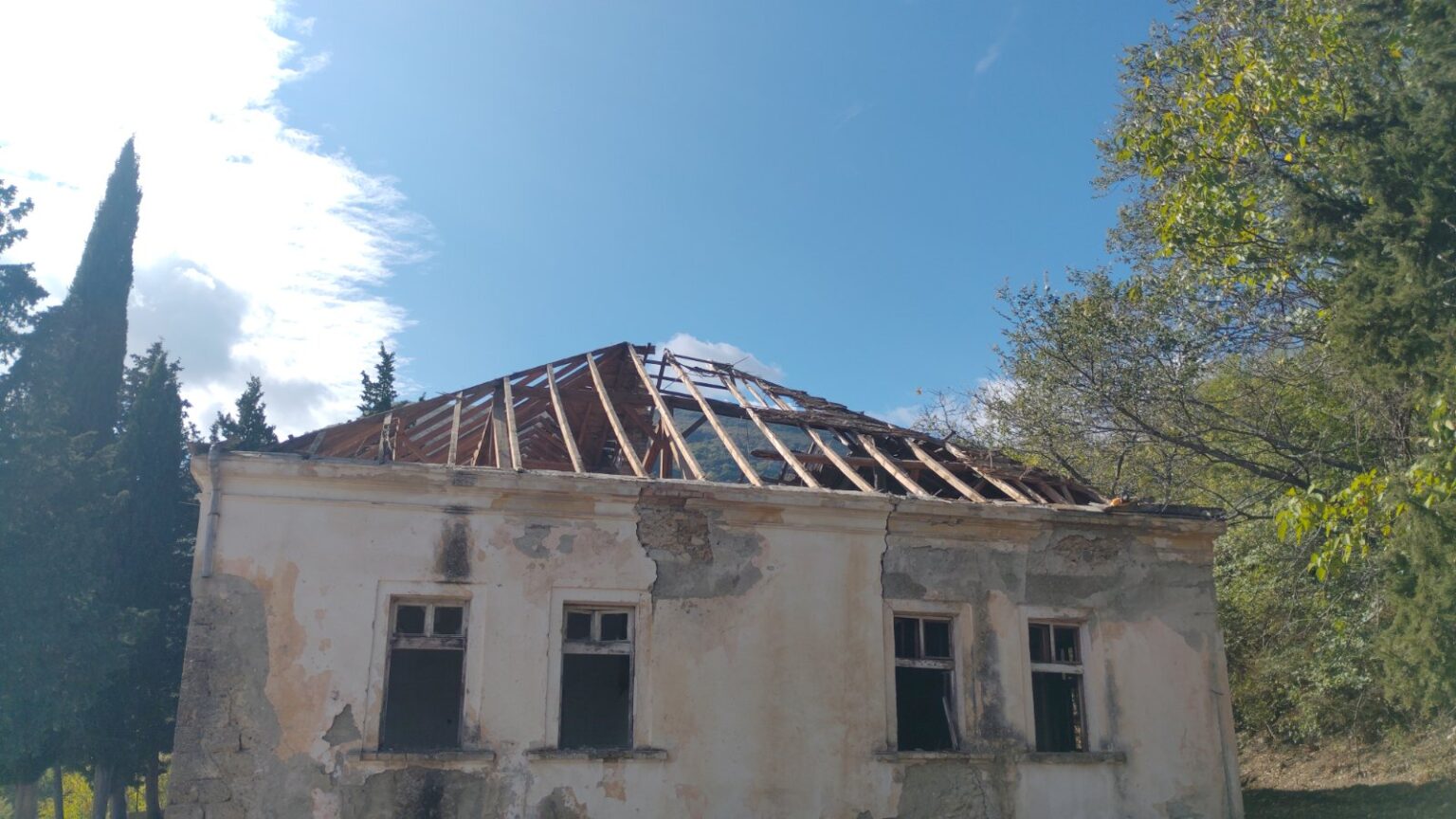 Продолжуваат градежните активности во Серменин – реконструкција на старото училиште и нова еко вело патека