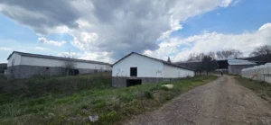 Индустриски имот во Миравци со магацини, објекти и директен пристап од автопат